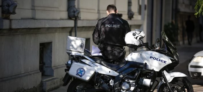 Νέο δόγμα Παπακώστα: Οι αστυνομικοί να αυτοπροστατεύονται! Οργή στην ΕΛ.ΑΣ